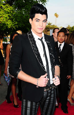 Adam Lambert di for manscara that The New York Dols and David Bowie only wish they could have in their day. Let's face it, there is nothing like smokey eye for men, women or children for that matter. 