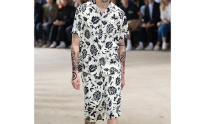 Junya Watanabe got the two piece printed short set  memo. Here he matches to the model's tattoos for an extra dash of 2 Snaps Up.